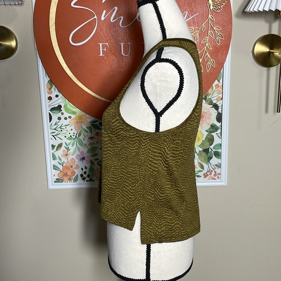 Lululemon Train to Be Tank Top
Ripple Wave Deep Artifact / Auric Gold - Picture 6 of 7